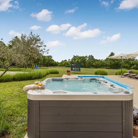 Holiday home Cozy In Brscici With Wifi Bicici