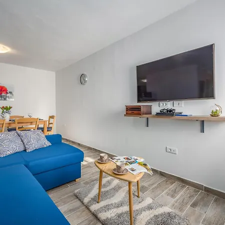 Holiday home Cozy In Brscici With Wifi Bicici